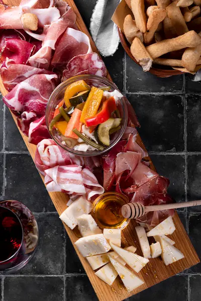 Tagliere di salumi e formaggi delle nostre aziende agricole